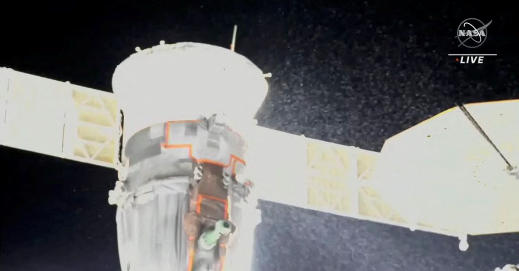 Una fuga inexplicable de una nave espacial Soyuz acoplada cancela una caminata espacial rusa a bordo de la Estación Espacial Internacional