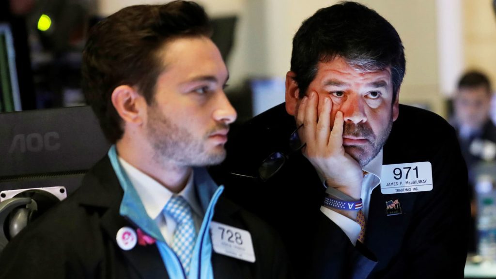 Los futuros de Dow cayeron 300 puntos mientras continuaban las ventas en Wall Street