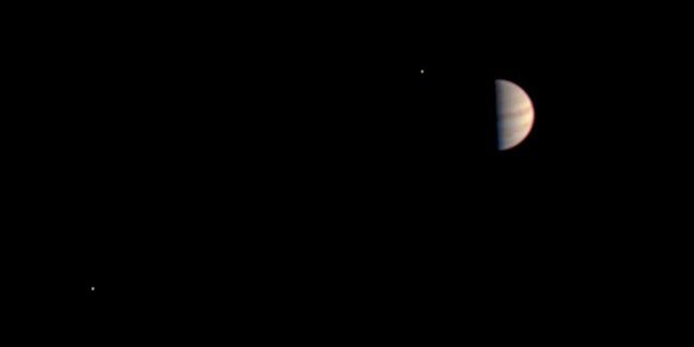 Esta es la última vista capturada por el instrumento JunoCam en la nave espacial Juno de la NASA antes de que los instrumentos Juno se apagaran en preparación para la inserción orbital. 
