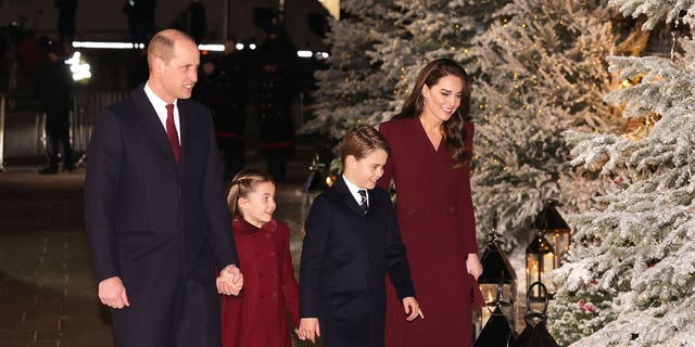 el Príncipe Guillermo, Príncipe de Gales;  la princesa Carlota de Gales;  el Príncipe Jorge de Gales;  y Catalina, princesa de Gales, está presente "juntos en navidad" Servicio de villancicos en la Abadía de Westminster el 15 de diciembre de 2022 en Londres.