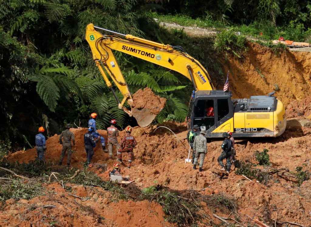 Un deslizamiento de tierra barrió un campamento la madrugada del viernes, a 30 millas de la capital de Malasia.