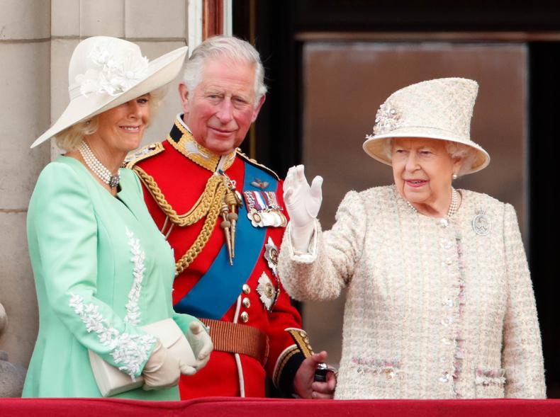 El rey Carlos, Camilla Parker Bowles y la reina Isabel.