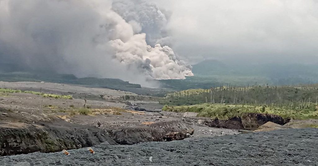 Indonesia evacua a los aldeanos por la erupción de un volcán en la isla de Java
