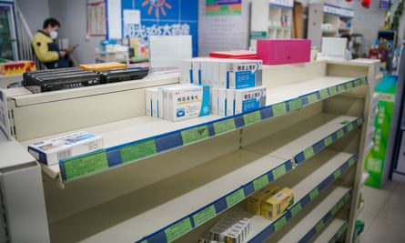 Vista general dentro de una farmacia en Beijing, China