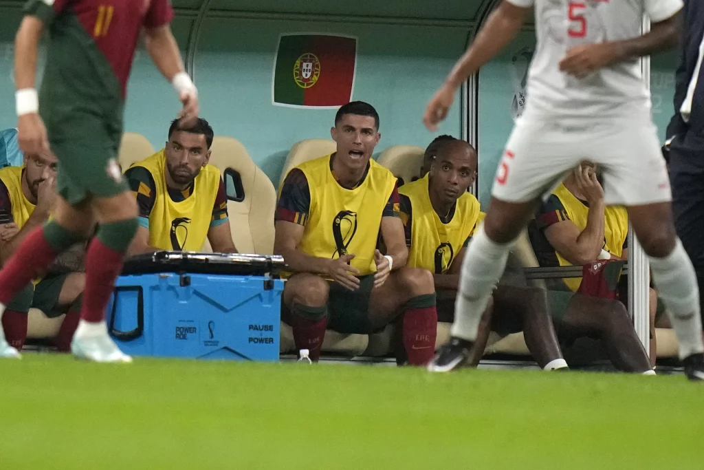 Ronaldo se sienta en el banquillo en el partido del Mundial contra Suiza