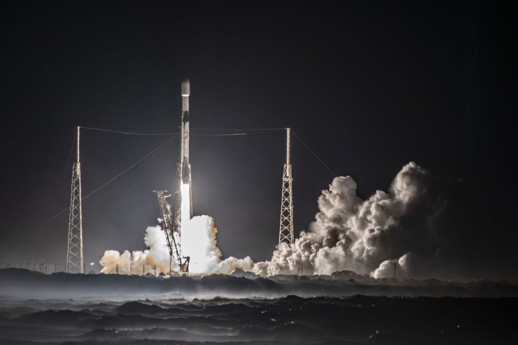 Vea un cohete SpaceX lanzar 2 satélites de comunicaciones en órbita hoy (16 de diciembre)