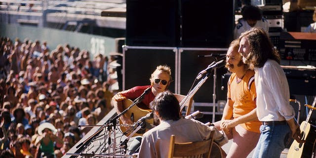 (De izquierda a derecha) Stephen Stills, Neil Young, David Crosby y Graham Nash de Crosby Stills Nash & Young se presentan en el escenario del Oakland Coliseum el 13 de julio de 1974 en Oakland, California.