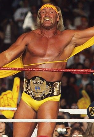 Hulk Hogan ‘no puede sentir nada de la cintura para abajo después de la cirugía, pero camina con un bastón’