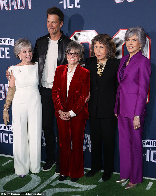 Leyendas: el club de admiradores de Brady es interpretado por la realeza de Hollywood: Rita Moreno, Sally Field, Lily Tomlin y Jane Fonda, mientras salen de gira para ver a Brady jugar en el Super Bowl.