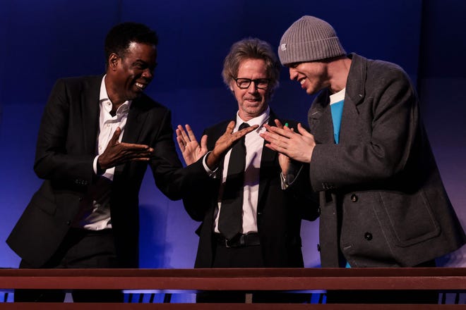 Chris Rock (izquierda), Dana Carvey (centro) y Pete Davidson (derecha) asisten al 24º Premio Anual Mark Twain al Humor Estadounidense en el Centro John F. Kennedy para las Artes Escénicas en Washington, D.C., el 19 de marzo de 2023.