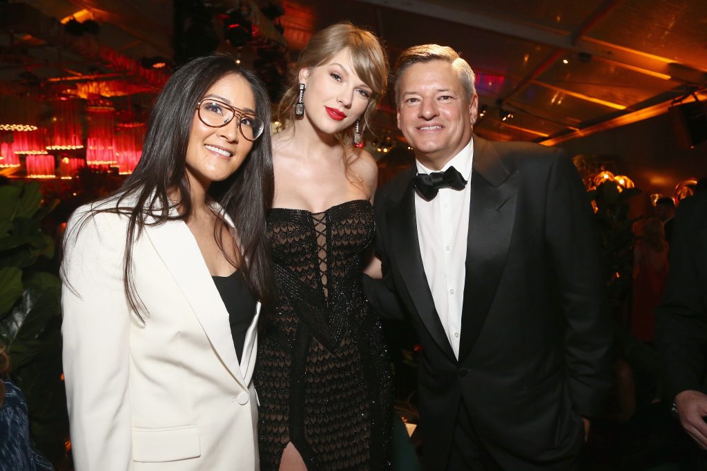 (ID) Lisa Nishimura, Taylor Swift y el codirector ejecutivo de Netflix, Ted Sarandos, asisten a la fiesta posterior a los Globos de Oro 2019 de Netflix el 6 de enero de 2019 en Los Ángeles.