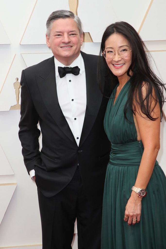 Ted Sarandos, codirector ejecutivo de Netflix, y Lisa Nishimura, vicepresidenta de películas independientes y documentales de Netflix, asisten a la 94.a entrega anual de los Premios de la Academia el 27 de marzo de 2022 en Hollywood.