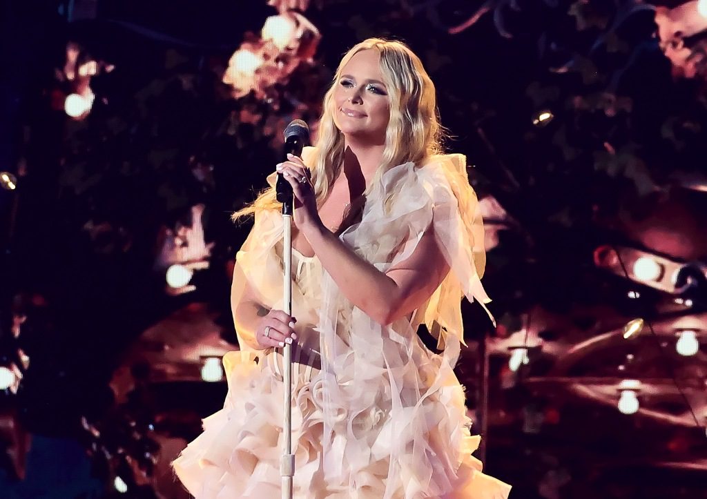 Miranda Lambert se presenta en el escenario durante la 58ª edición de los Premios de la Academia de Música Country