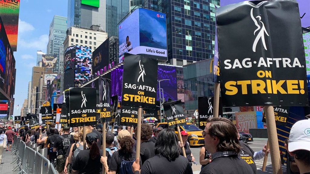 Coleccionistas de SAG-AFTRA fuera de las oficinas de Paramount en Times Square, Nueva York, 14 de julio.
