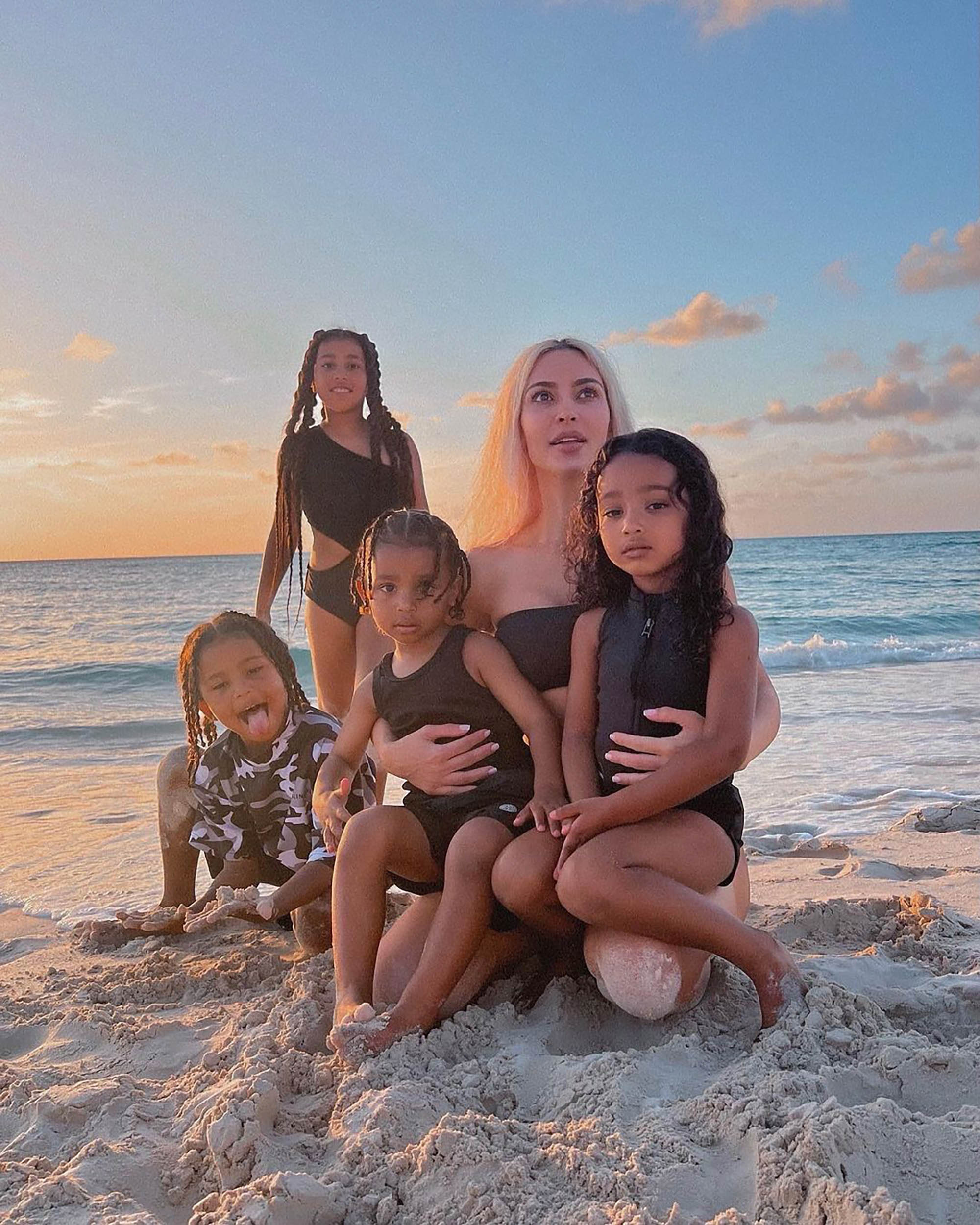 Kim Kardashian con sus hijos
