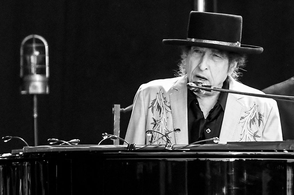 Bob Dylan se sienta al teclado
