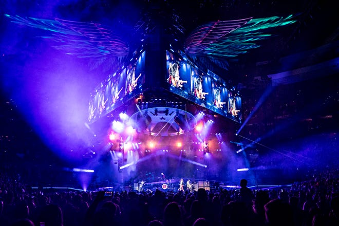 El elegante escenario de Aerosmith para su gira de despedida Peace Out incluye alas inflables con el logo de la banda y un escenario triangular abierto.