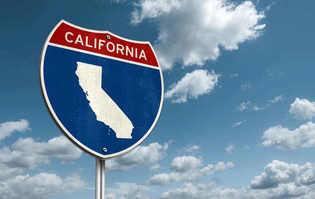 California - Ilustración de una señal de tráfico interestatal con un mapa de California