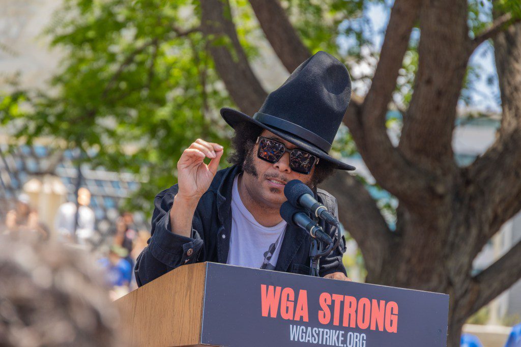 LOS ÁNGELES, CA - 21 DE JUNIO: Boots Riley habla en la huelga del Writers Guild of America de 2023: Rally y marcha en Pan Pacific Park el 21 de junio de 2023 en Los Ángeles, California.  (Foto de Momodu Mansray/Getty Images)