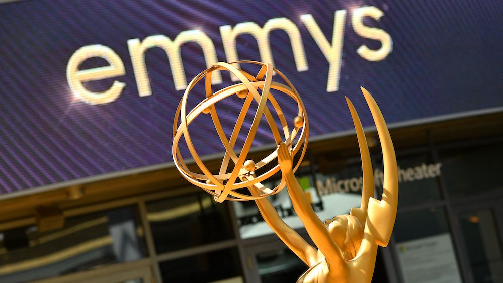 Una estatuilla del Emmy aparece en la alfombra roja antes de la 74ª edición de los premios Primetime Emmy en el Microsoft Theatre de Los Ángeles, California, el 12 de septiembre de 2022. (Foto de Chris Delmas/AFP) (Foto de Chris Delmas/AFP vía Getty Images)