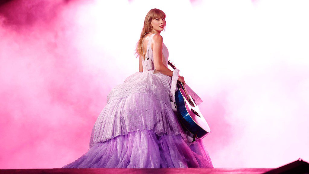 Taylor Swift se presenta en el escenario durante el Taylor Swift The Eras Tour en el SoFi Stadium el 3 de agosto de 2023 en Inglewood, California.