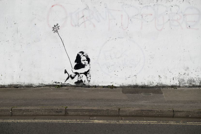 SOUTHAMPTON - 21 DE ABRIL: Un mural de Banksy modificado para representar la actual pandemia de COVID-19 el 21 de abril de 2020 en Southampton, Inglaterra.  El gobierno británico ha extendido las restricciones de bloqueo impuestas por primera vez el 23 de marzo y destinadas a frenar la propagación del coronavirus.  (Foto de Naomi Baker/Getty Images)