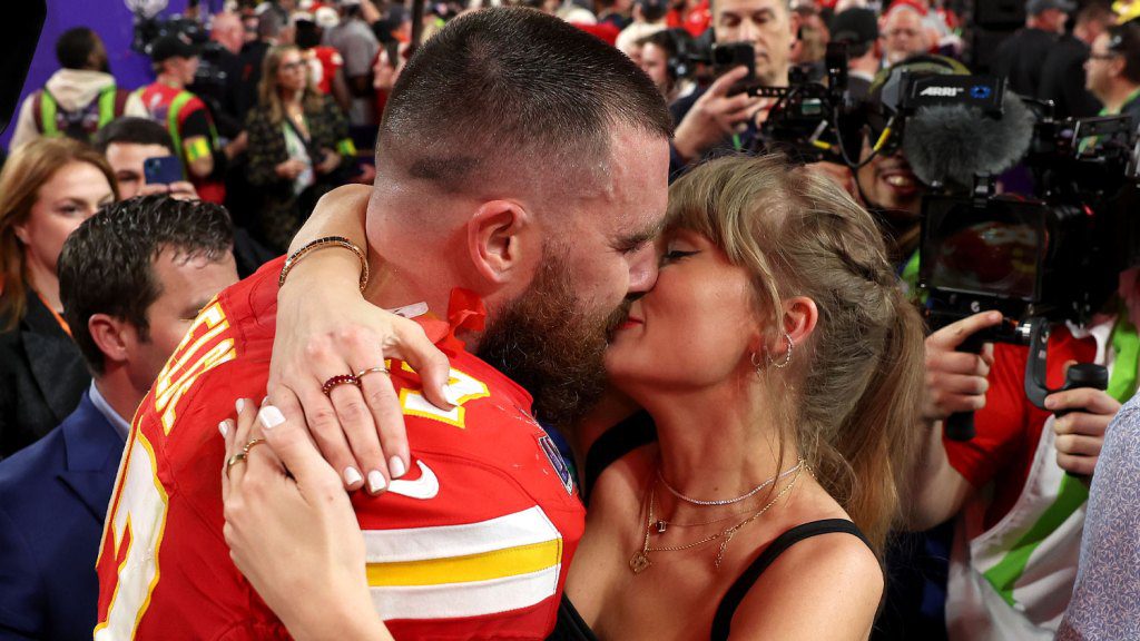Travis Kelce y Taylor Swift se besan en el Super Bowl LVIII