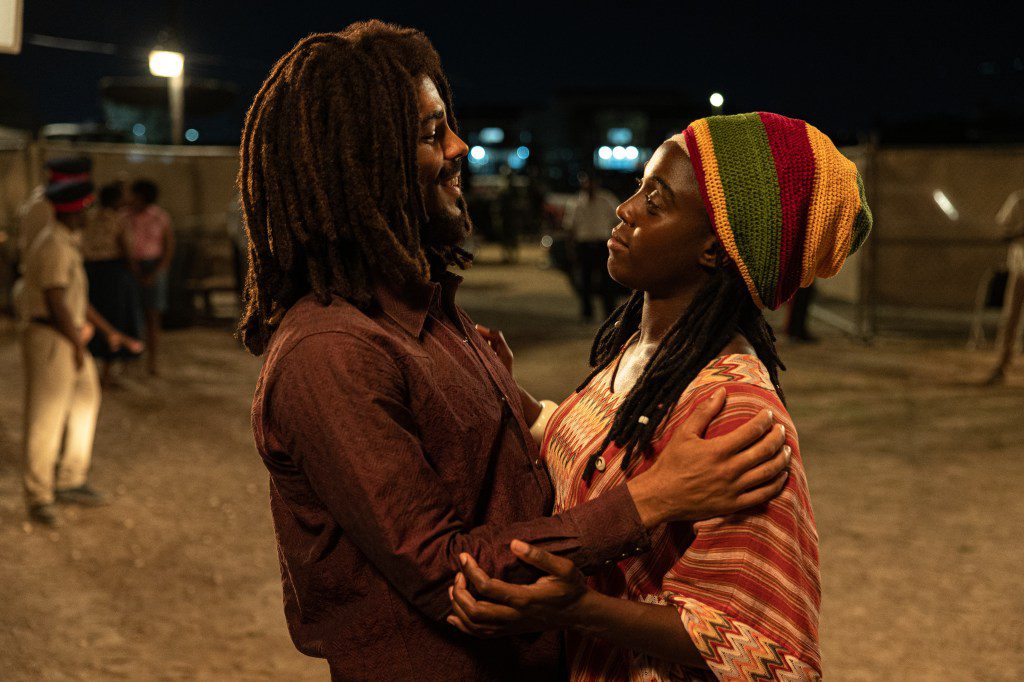 Kingsley Ben-Adir y Lashana Lynch en Bob Marley: Un amor