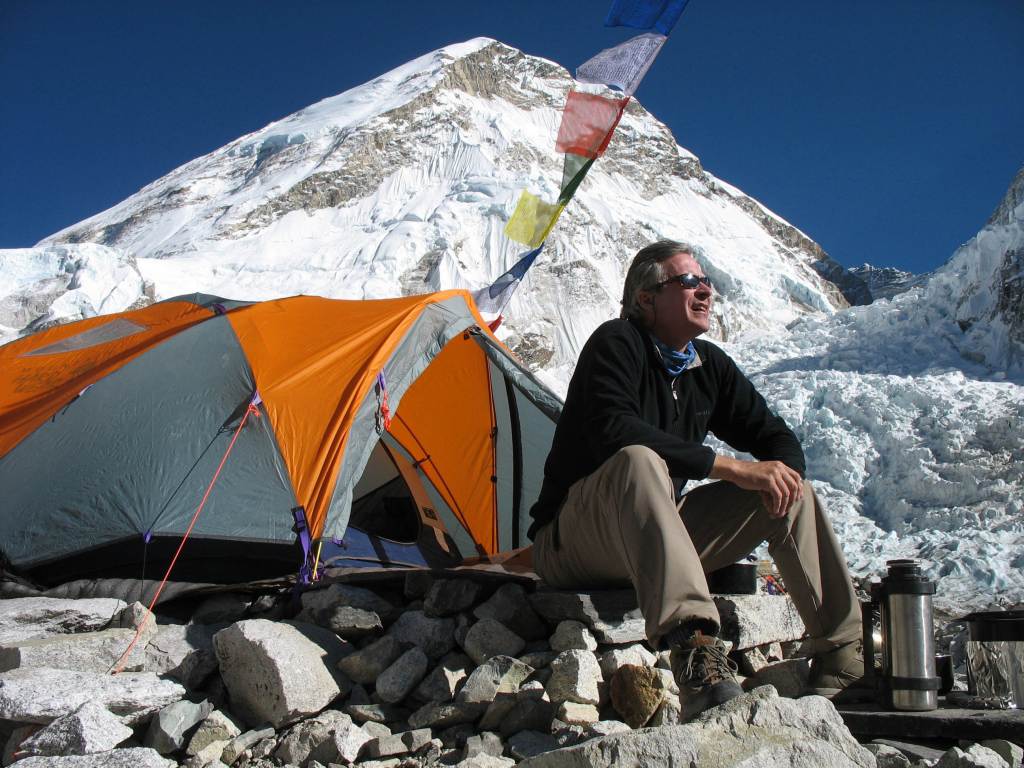 Intrusos fuera de su tienda de campaña en el campo base del Everest. 
