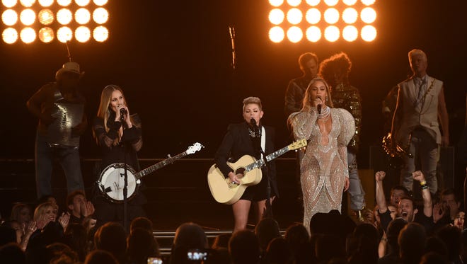 Beyoncé y The Chicks se presentan en los Premios de la Asociación de Música Country 2016.