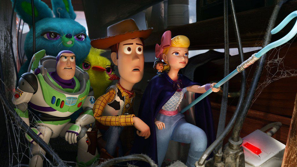 Toy Story 4, al fondo desde la izquierda: Bunny (J. Bell), Ducky (Keegan-Michael Key);  Primer plano desde la izquierda: Buzz Lightyear (T. Allen), Woody (T. Hanks), Bo Peep (A. Potts), 2019.